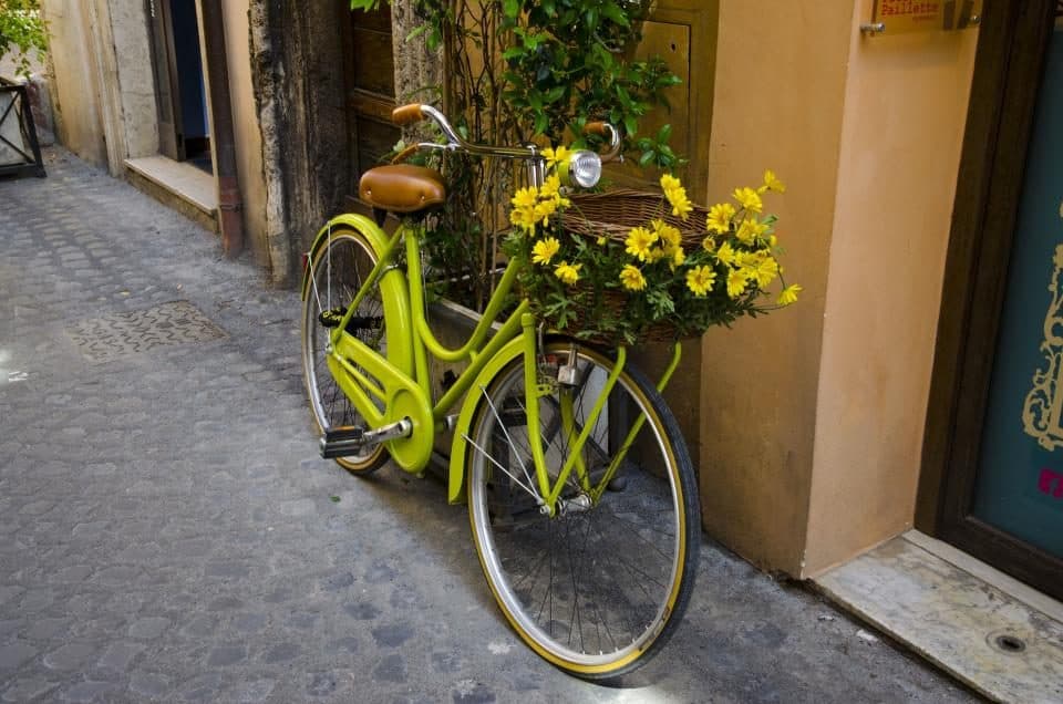 Een fiets met bloemen in een straatje
