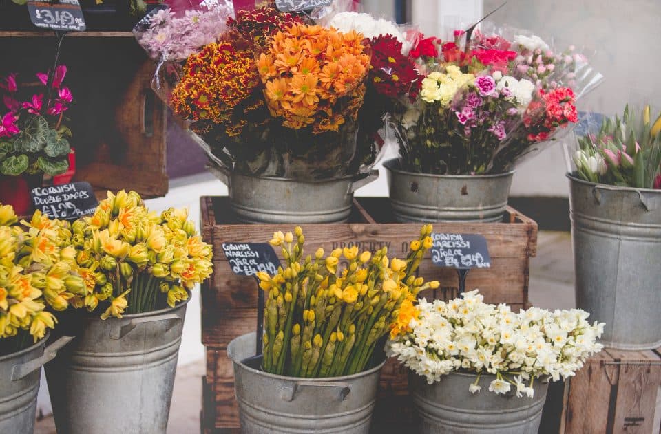 Emmers vol verse bloemen in de winkel